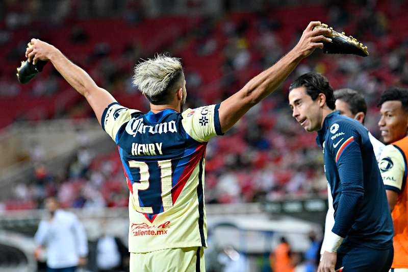 Henry Martín en celebración de gol