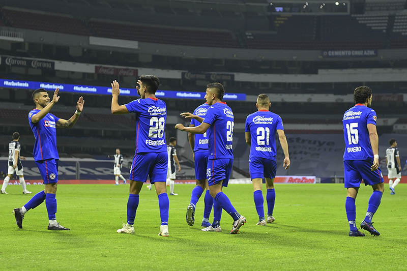 Jugadores de Cruz Azul celebran un gol en el Azteca 