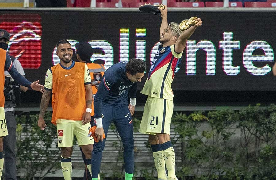 Henry Martín en el festejo de las 'banderillas' en el Clásico Nacional