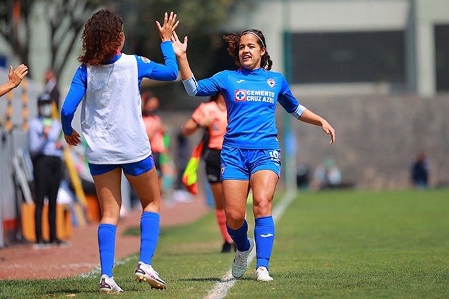 Paola González celebra su gol