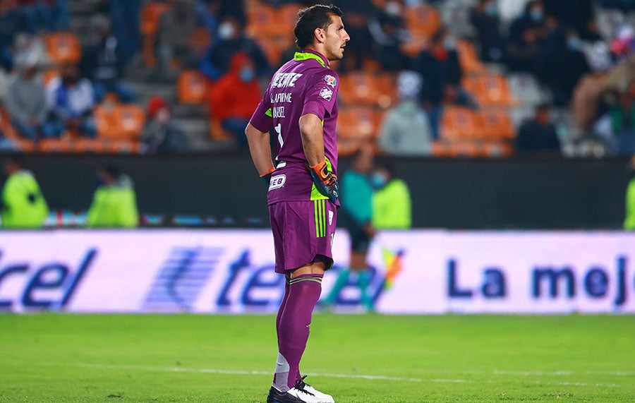 Nahuel Guzmán fue sorprendido en el gol que recibió