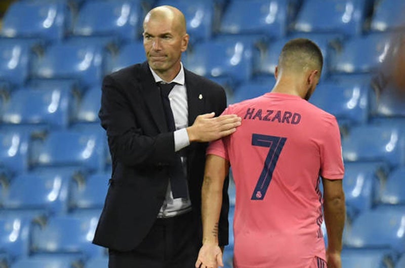 Zinedine Zidane al sacar de la cancha a Hazard