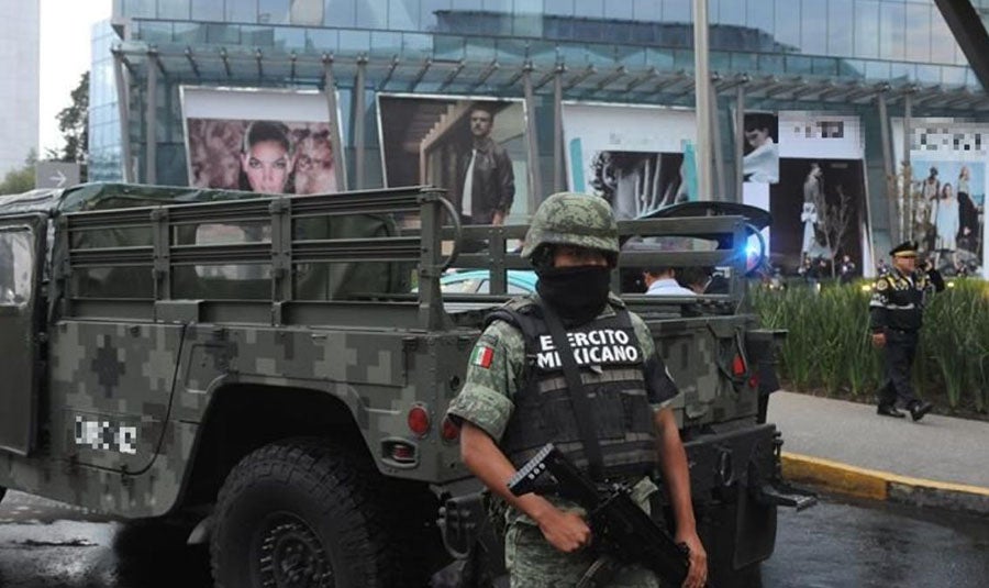 Autoridades resguardan la Plaza Artz tras tiroteo registrado en julio de 2019