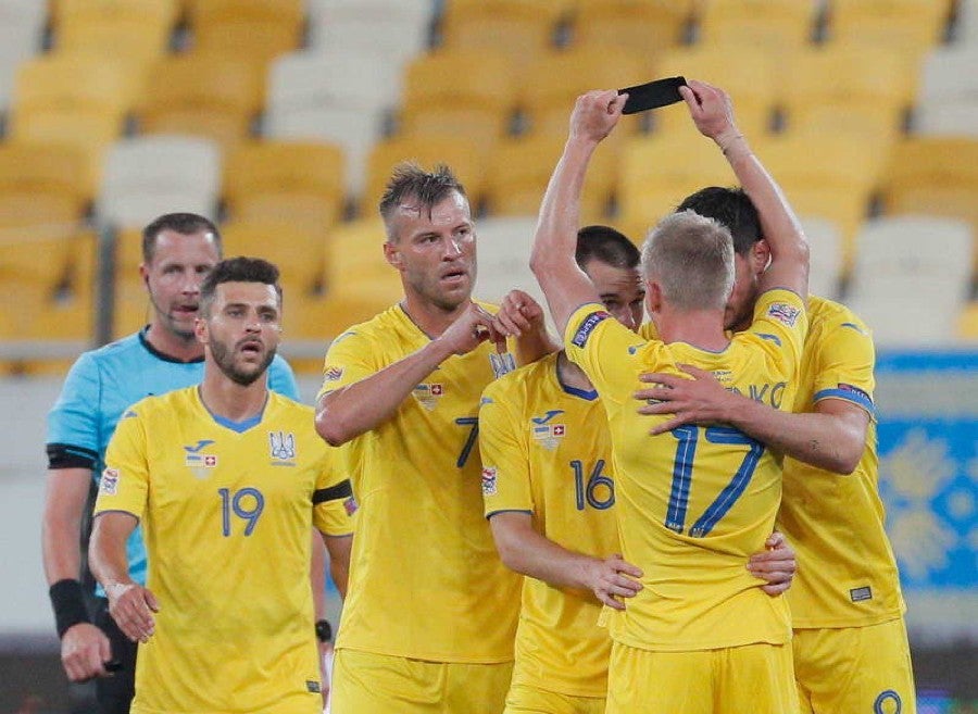 Jugadores de Ucrania celebran un gol