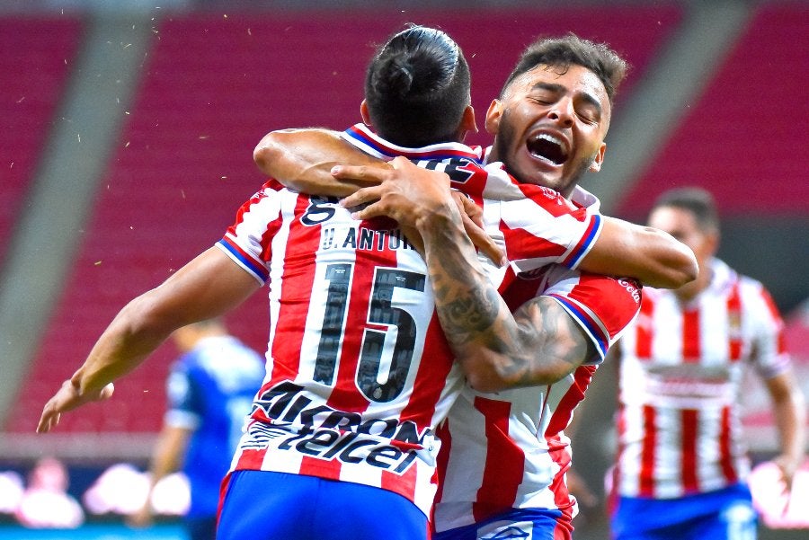 Alexis Vega y Uriel Antuna celebran un gol con Chivas