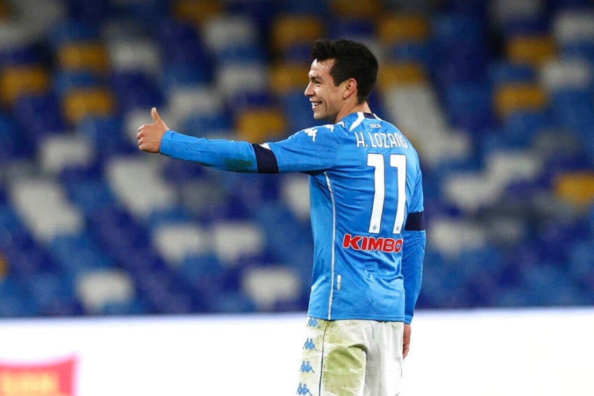 Hirving Lozano en un partido de la Serie A con el Napoli