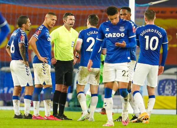 Everton reclama al árbitro en partido frente al Manchester City