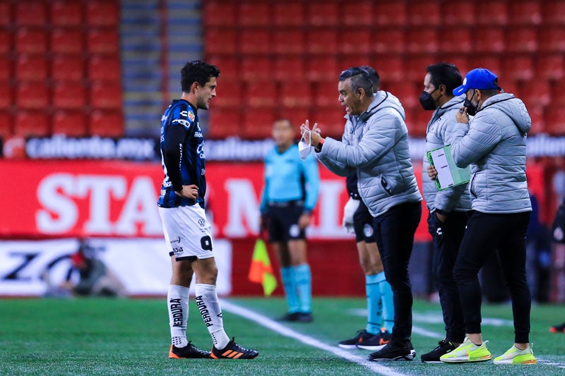 El técnico de Gallos da instrucciones en el partido ante Xolos