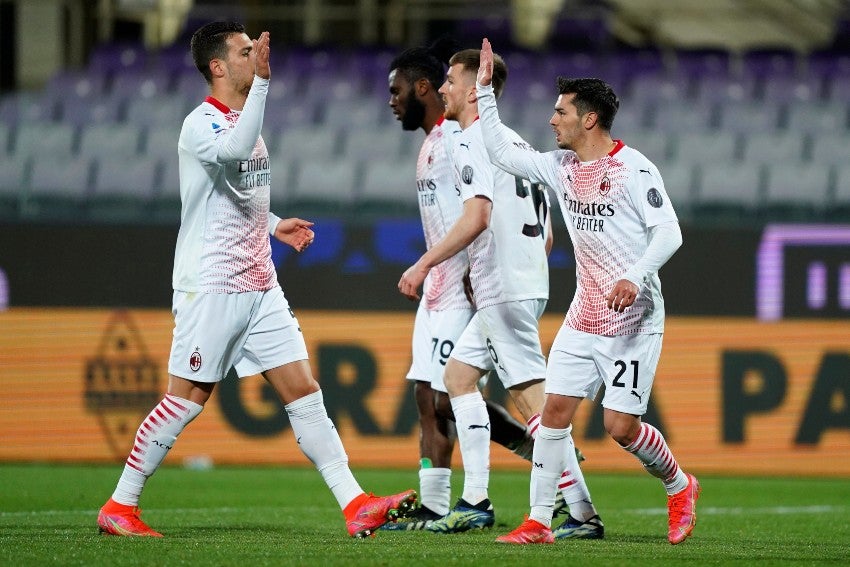 Jugadores del Milan festejando un gol a favor del Milan