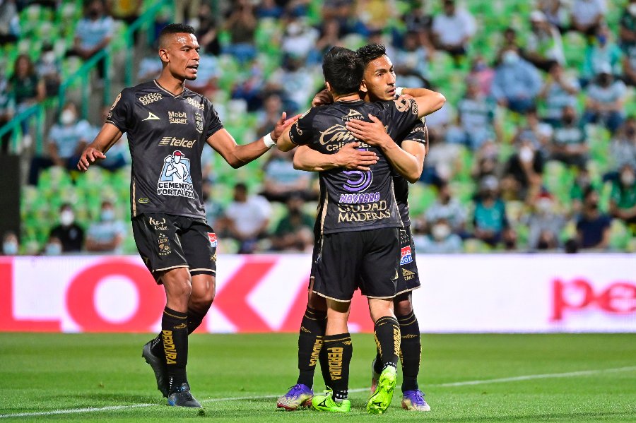 Jugadores de León celebran gol vs Santos