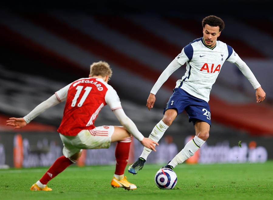 Dele Alli durante un partido con el Tottenham