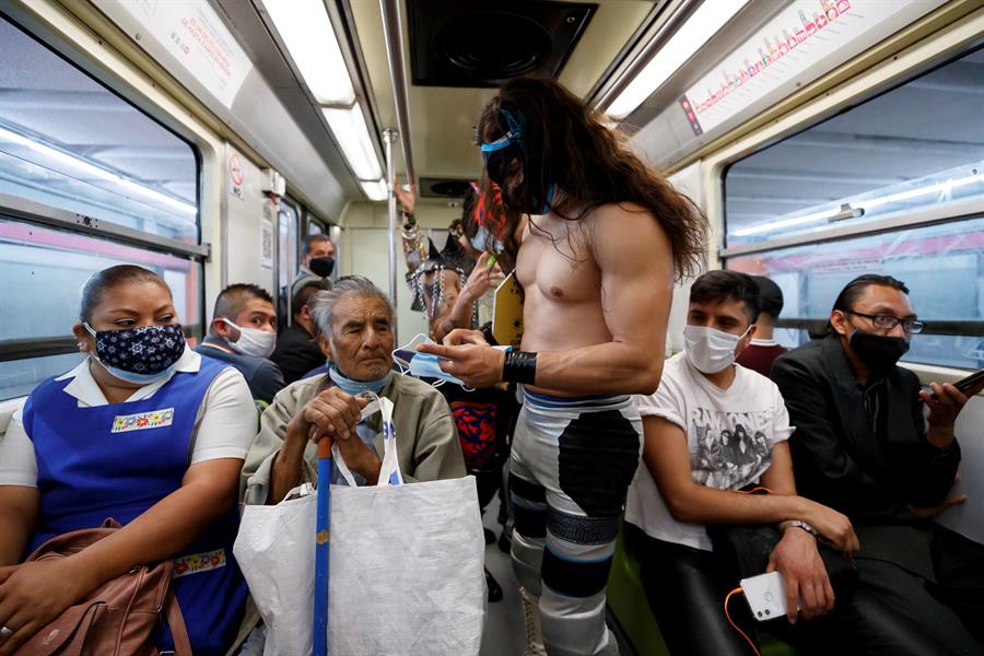 Luchadores promueven el uso de mascarillas en el metro de la CDMX