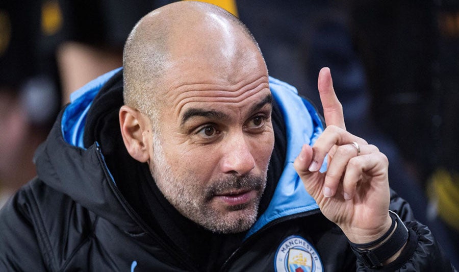 Pep Guardiola dando indicaciones