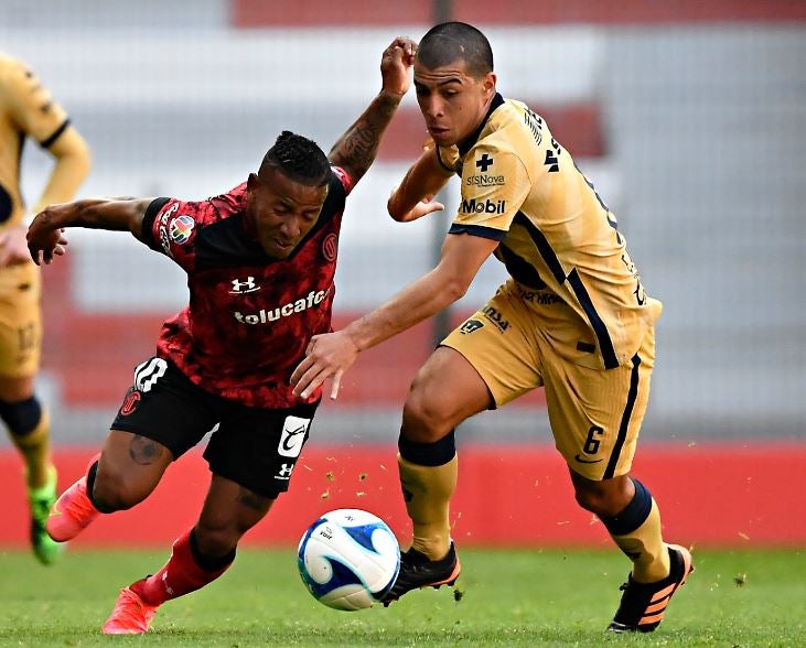 Joao Plata y Erik Lira, luchan por la esférica