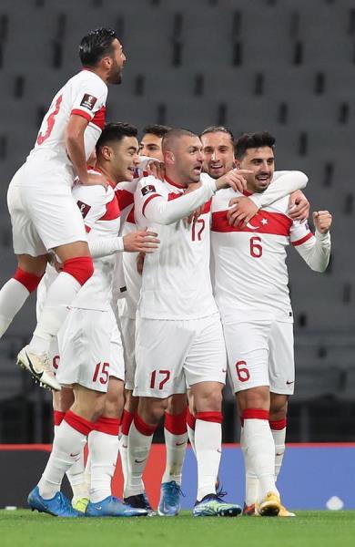 Burak Yilmaz, capitán de la Selección Turca, con sus compañeros