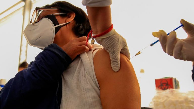 Mujer recibe vacuna contra Covid-19 en la Ciudad de México