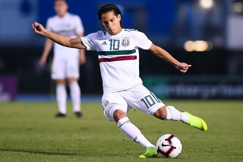 Diego Lainez en un partido con la Selección 