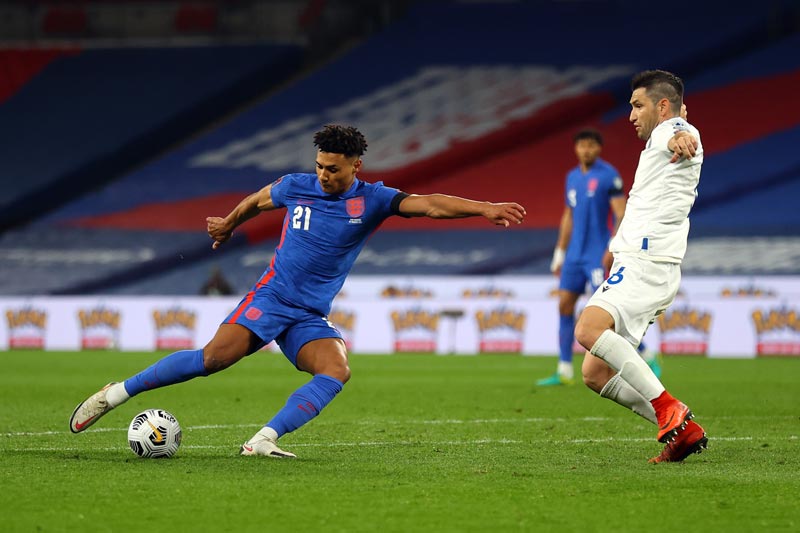 Ollie Watkins remata a portería