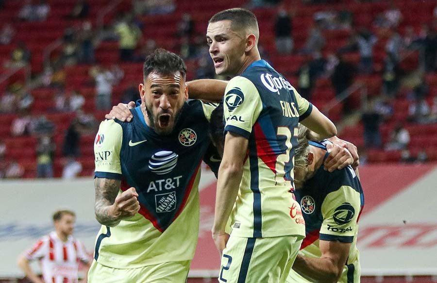 Aguilera celebra gol ante Chivas con Fidalgo y  Martín