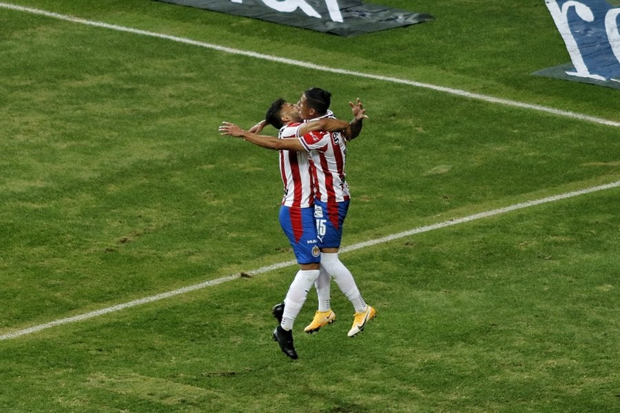 Antuna y Vega celebrando un gol con Chivas