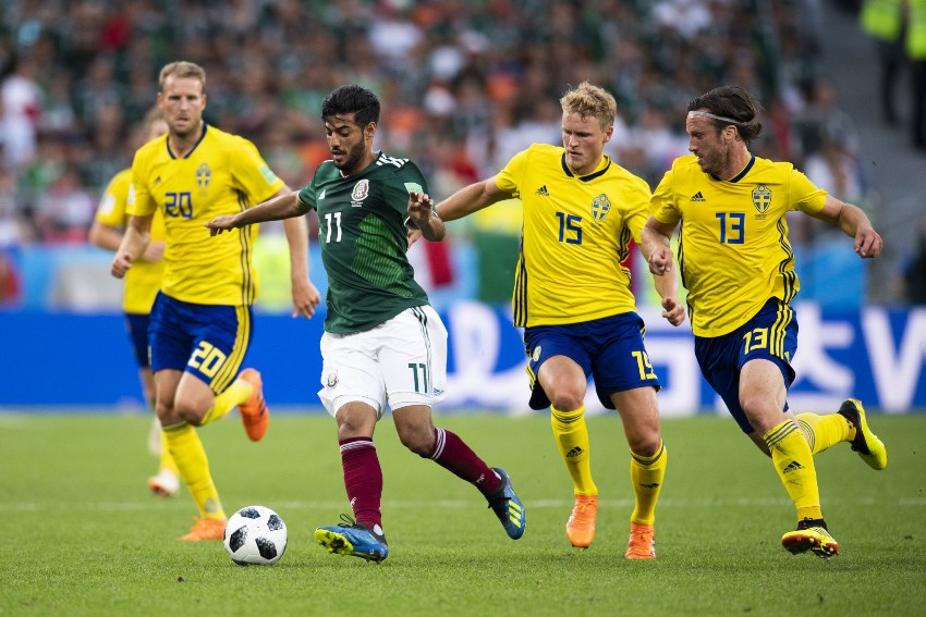 Carlos Vela en el partido entre México y Suecia