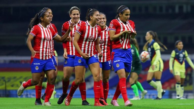 Jugadoras de Chivas festejan un gol 