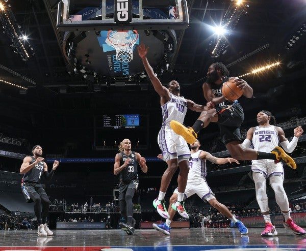 Harden en acción con los Brooklyn Nets