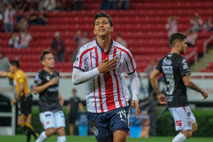 Ángel Zaldívar tras anotar un gol a favor de Chivas