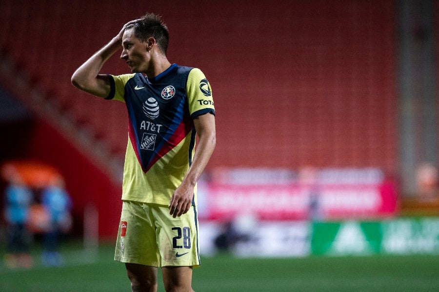 Mauro Lainez durante un partido con América