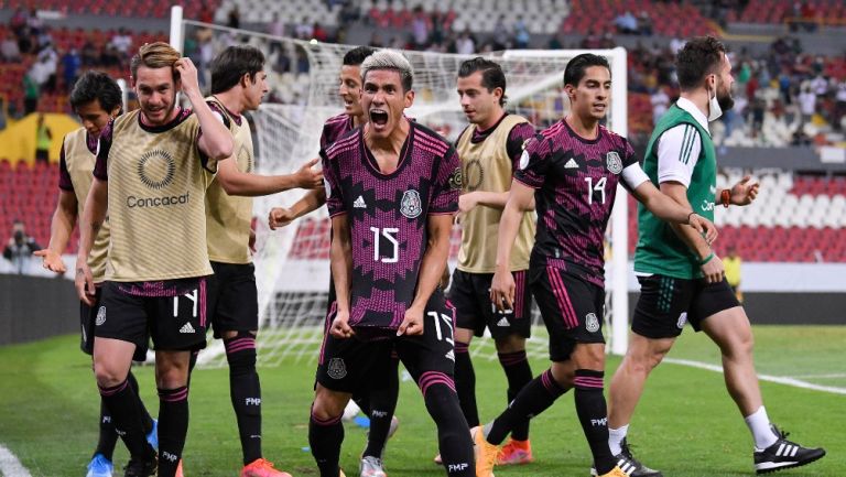 Jugadores mexicanos celebran gol vs Canadá