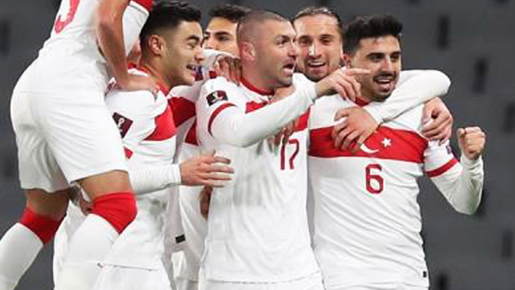 Burak Yilmaz, capitán de la Selección Turca, con sus compañeros
