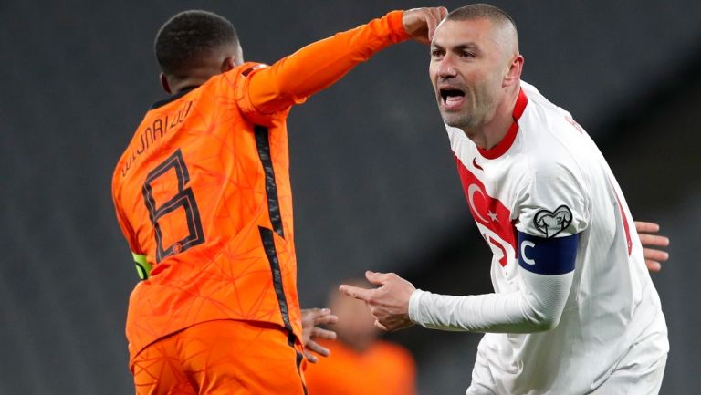 Burak Yilmaz celebra apertura del marcador contra Holanda