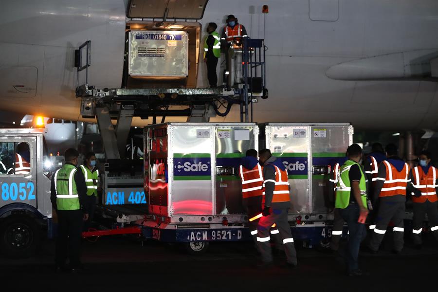 Descarga un lote de vacunas AstraZeneca en el Aeropuerto Internacional de la Ciudad de México