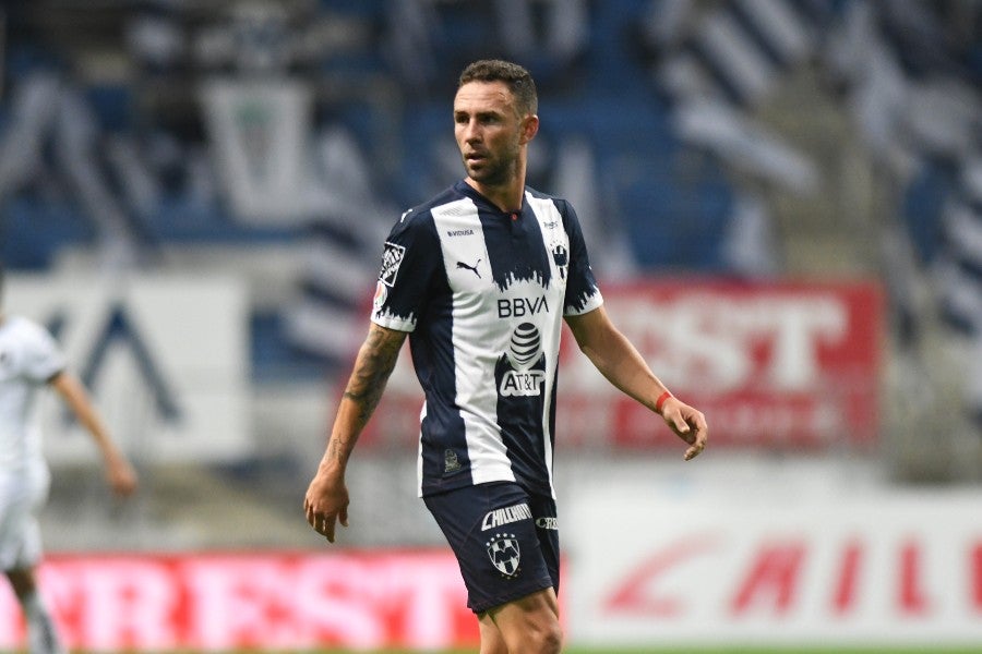 Miguel Layún durante un partido con Rayados