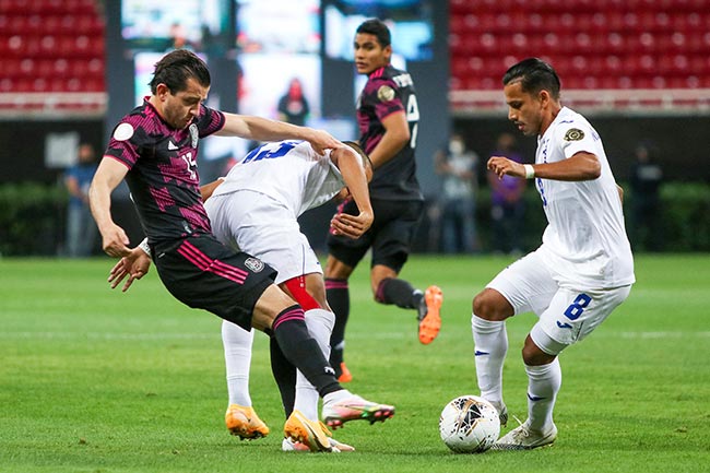 Mozo pelea el balón en la Final contra Honduras