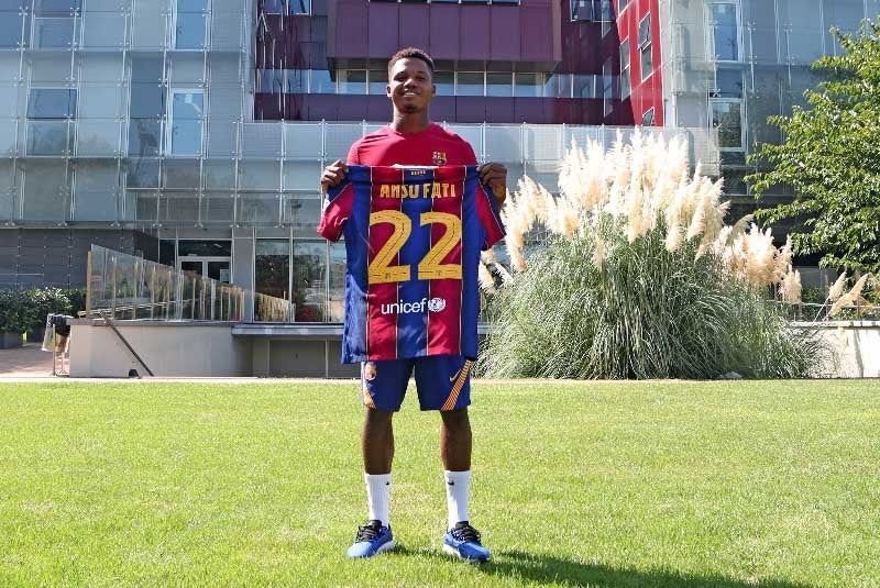 Ansu Fati posa con la camiseta del Barcelona 