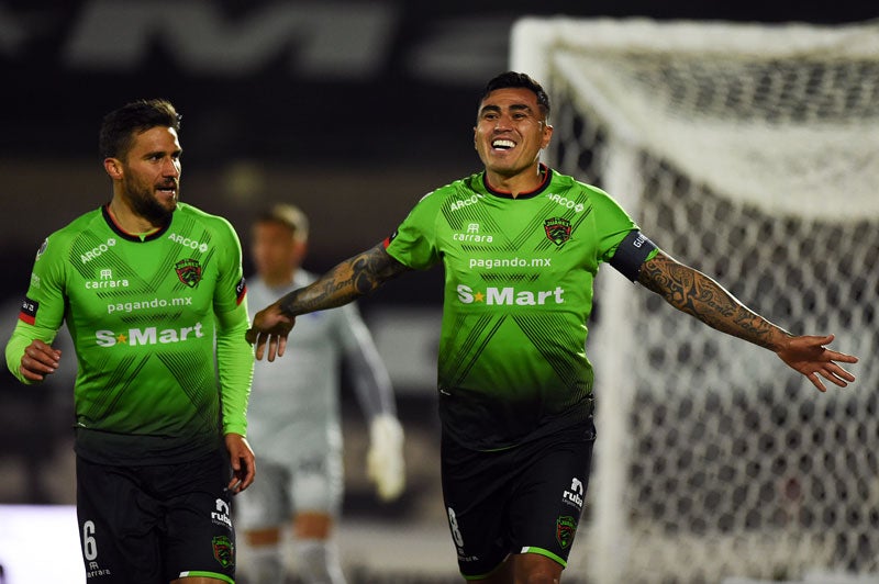 El delantero de Juárez celebrando un gol