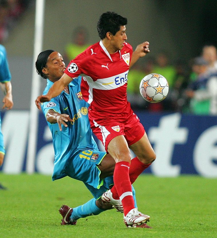 Ronaldinho y Ricardo Osorio disputando un balón