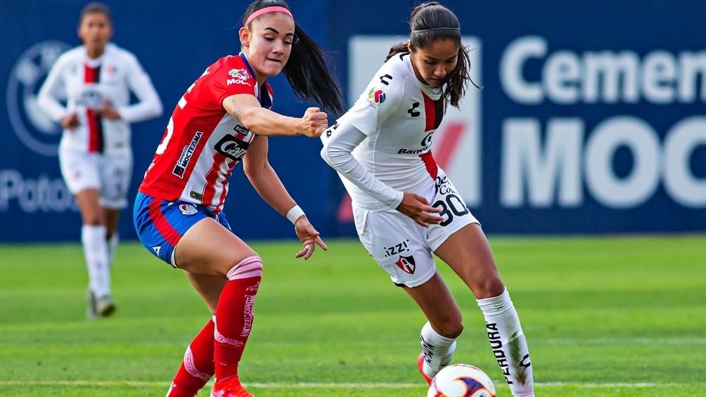 Alison González controla el balón 