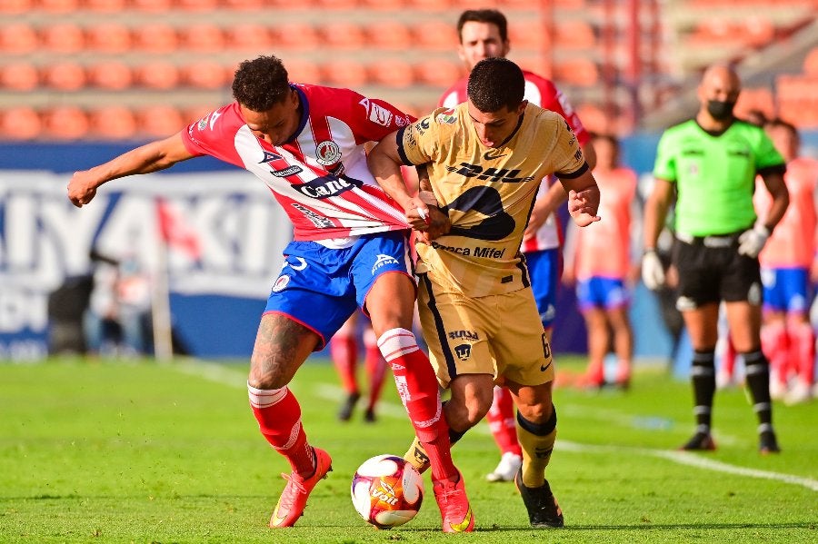 Erik Lira durante un partido con Pumas