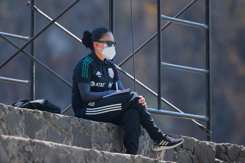 Mónica Vergara observando un partido