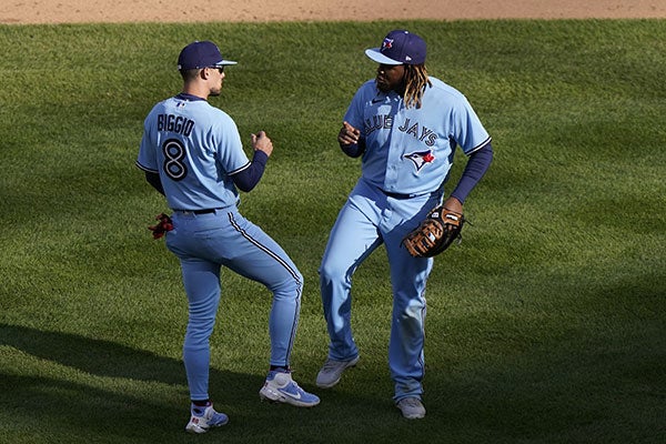 Cavan Biggio y Vladimir Guerrero Jr. festejan la victoria 