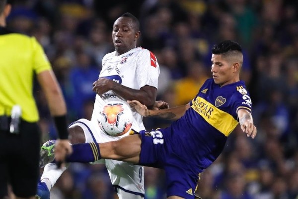 Jorman Campuzano en juego con Boca Juniors