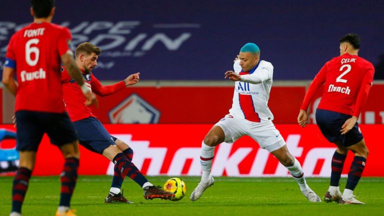 Mbappé en un duelo de Ligue 1 entre el PSG y Lille