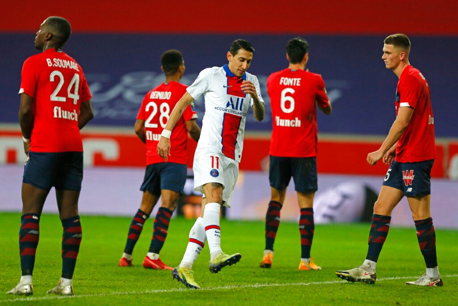 Ángel Di María en un duelo entre el PSG y Lille