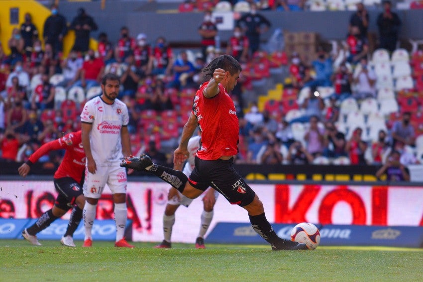 Ignacio Malcorra cobrando el penalti a favor del Atlas