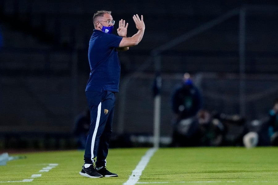 Andrés Lillini durante un partido con Pumas