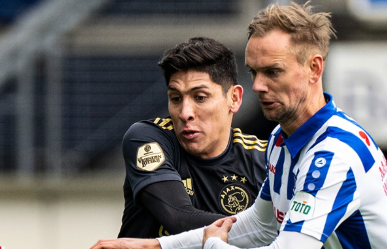 Edson Álvarez en el duelo entre el Ajax y el Heereveen