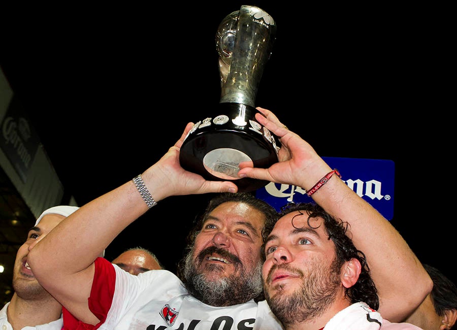 Jorge Hank Rhon alzando el trofeo de campeón de Xolos con su hijo