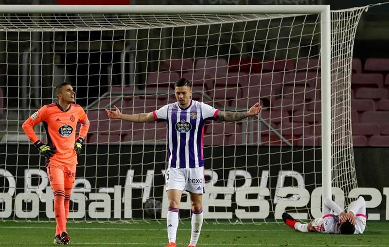 Jugadores del Valladolid tras el gol de Dembélé